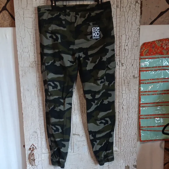 Ecko Unlimited Green Camo Cargo Pants - Picture 5 of 6